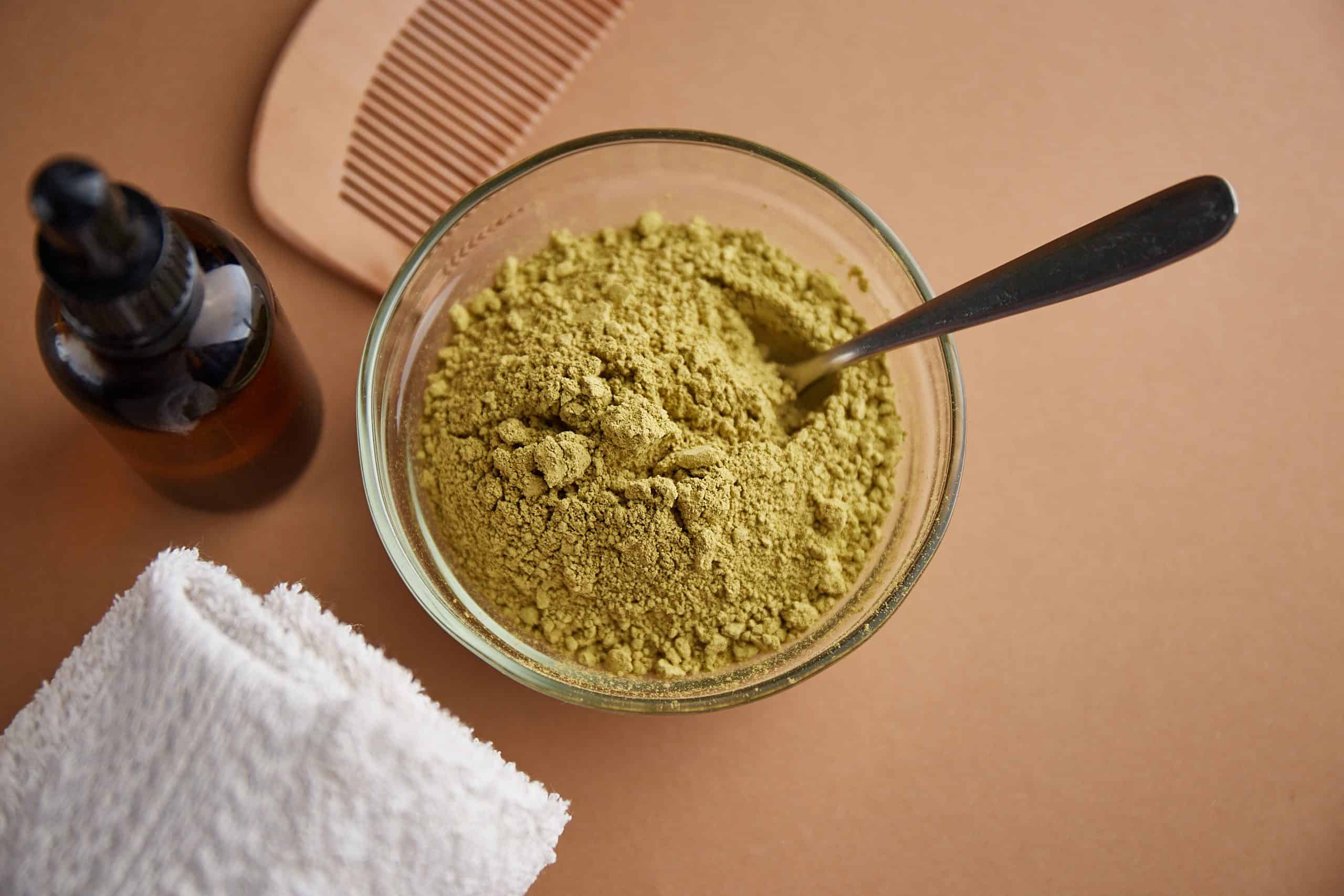 Une femme qui se fait coiffer