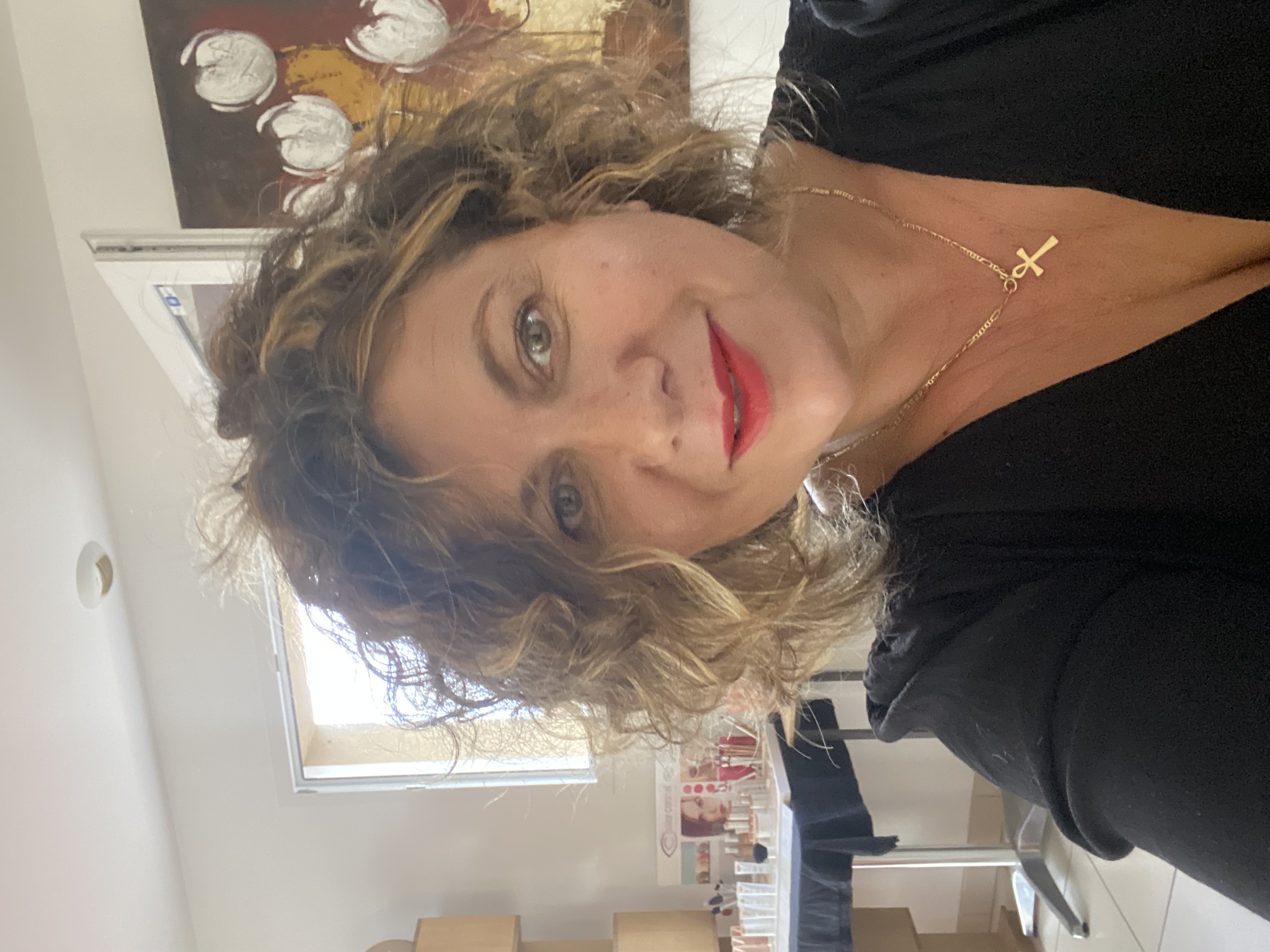 Selfie de Christine Dos Santos propriétaire du salon élégance coiffure